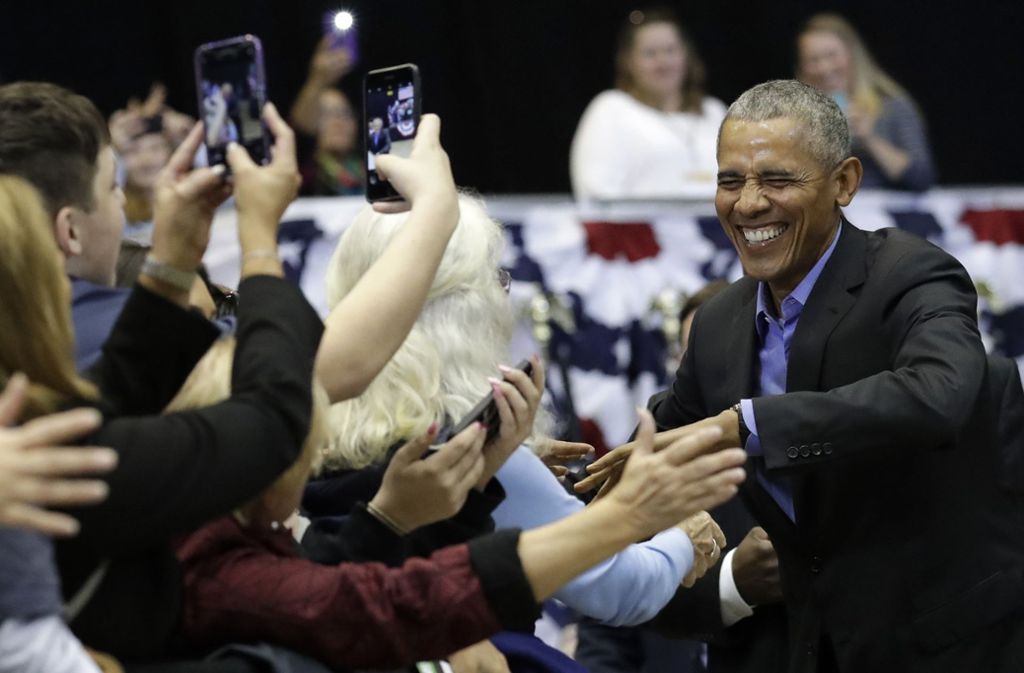 Obama begrüßt auf einer Wahlkampfveranstaltung Anhänger der demokratischen Partei.