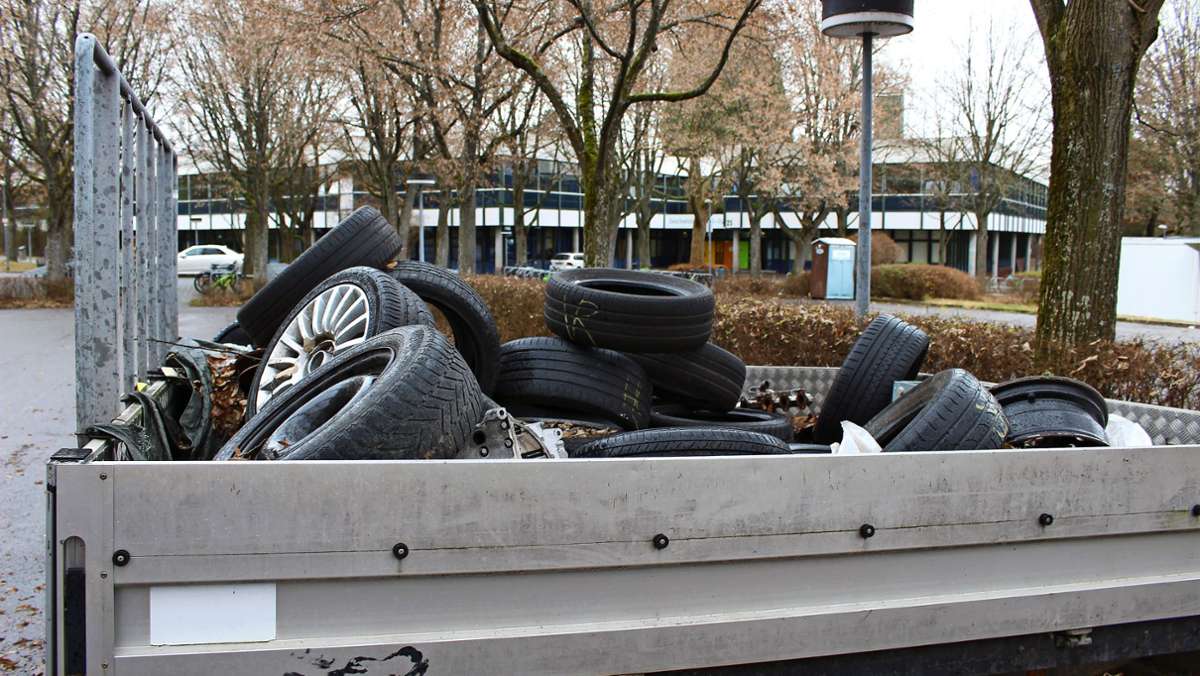 Parkplatz GSG Sillenbuch: Anhänger verkommt zur Müllhalde