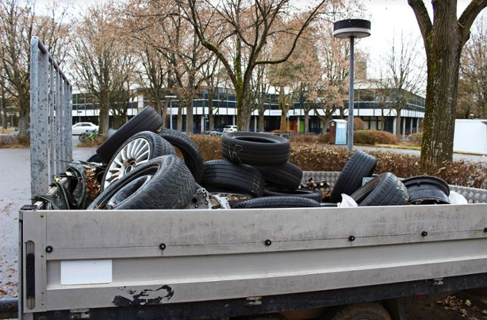 Parkplatz GSG Sillenbuch: Anhänger verkommt zur Müllhalde