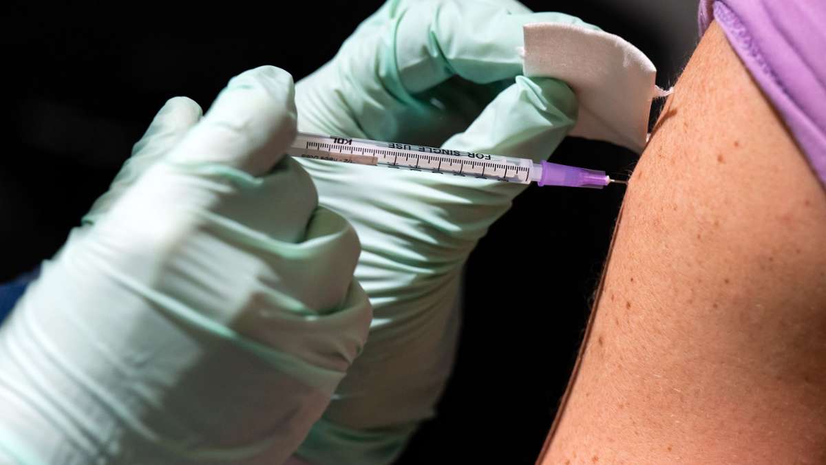  Einer Studie zufolge könnte ein großer Teil der empfundenen Impfreaktionen bei den Corona-Impfungen auf den sogenannten Nocebo-Effekt zurückgehen. Die Hintergründe. 