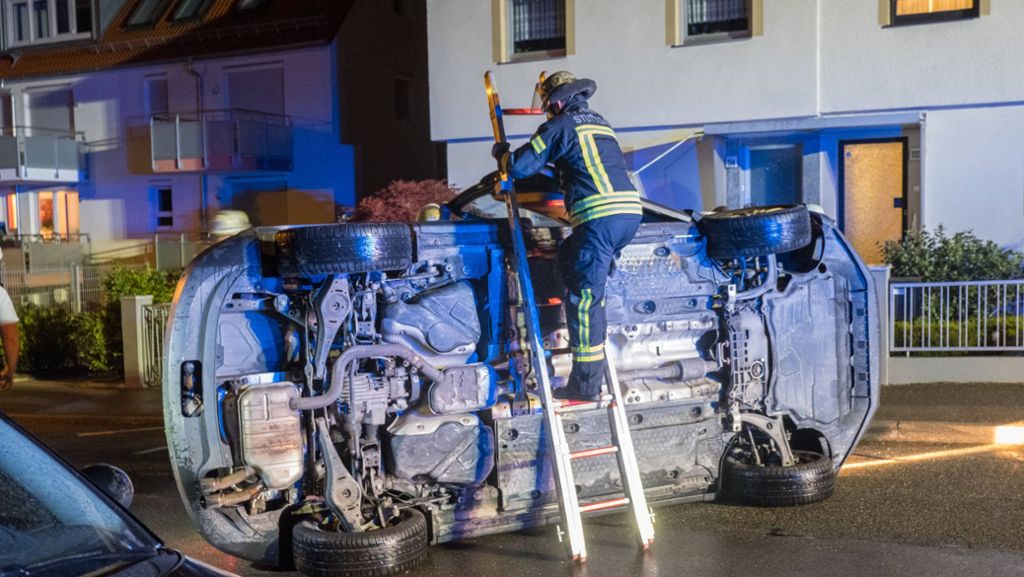 Unfall in Stuttgart-Münster: Auto bleibt auf Seite liegen