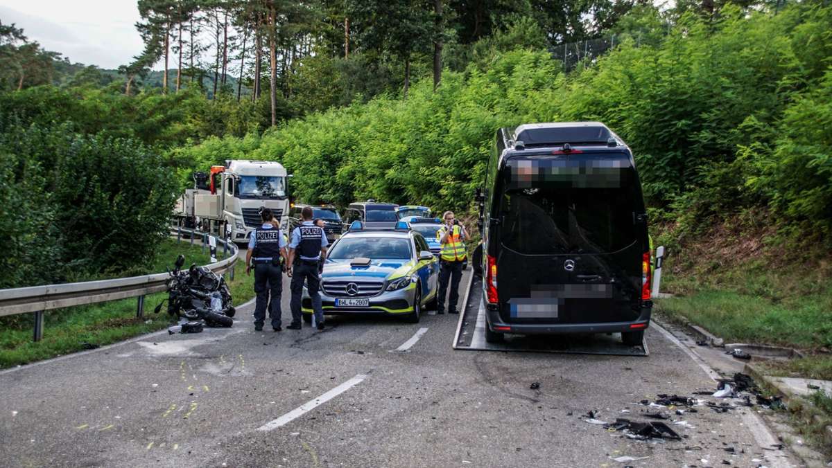 Esslingen: Motorradfahrer bei Frontalzusammenstoß mit Sprinter schwer verletzt