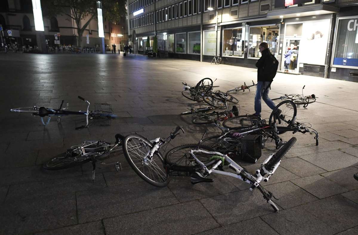 In Köln hat der Sturm Fahrräder umgeblasen.