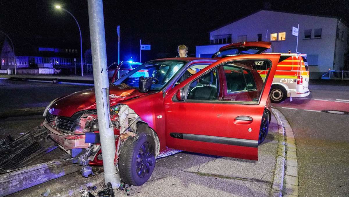 Unfall in Deizisau: Auto prallt gegen Straßenlaterne – drei Verletzte