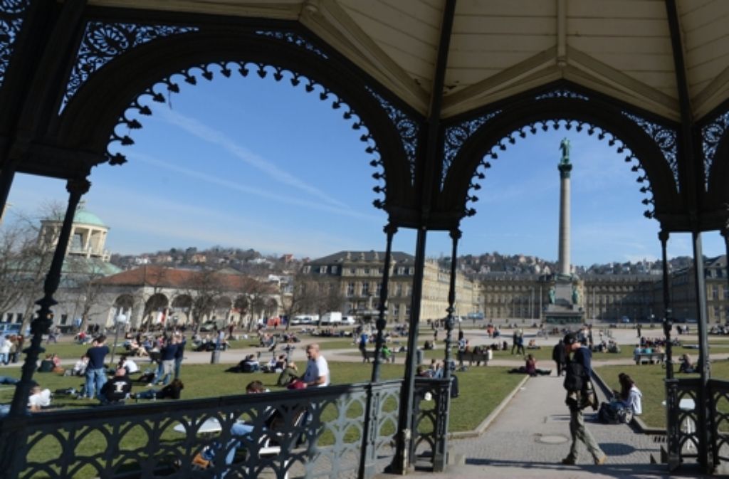 Die ersten Sonnenstrahlen locken viele Stuttgarter auf den Schlossplatz. In der Bilderstrecke haben wir ein paar Frühlingsimpressionen zusammengestellt.