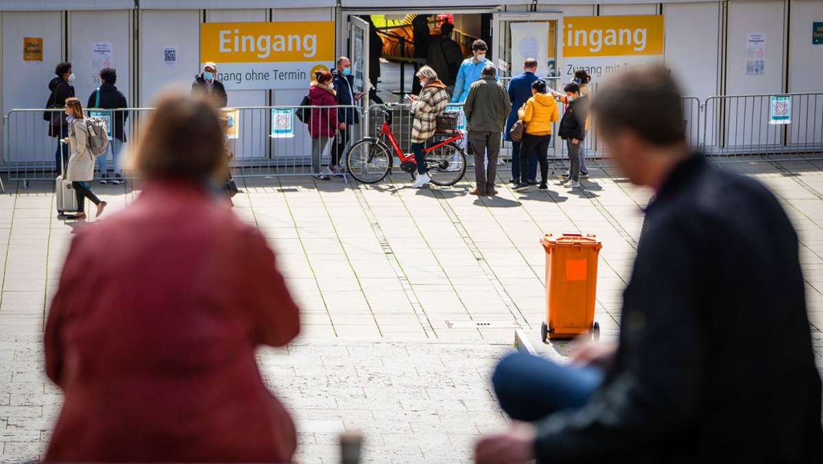 Inzidenz in Stuttgart bleibt unter 35: Testpflicht-Ende für Außengastro in Sicht