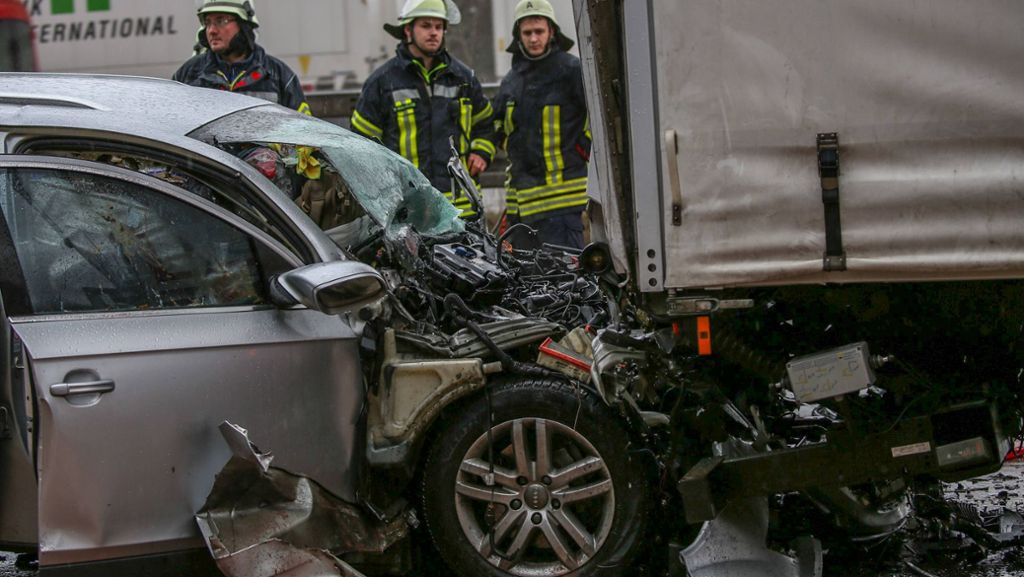 Unfall im Kreis Göppingen: Audi-Fahrer fährt offenbar ungebremst auf Stauende auf
