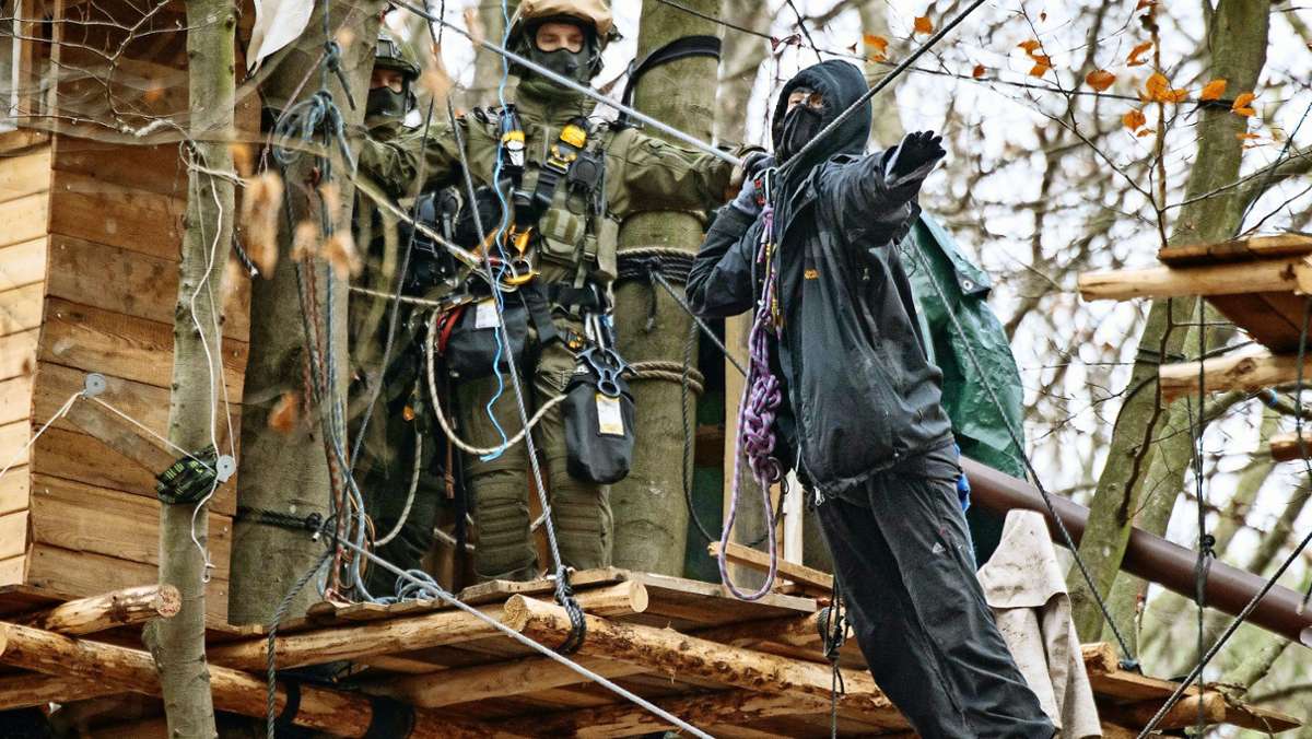 Dannenröder Forst: Polizei holt letzten Umweltschützer aus dem Baum