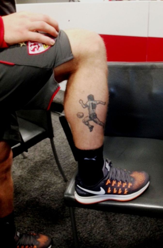 Auch der argentinische VfB-Neuzugang Santiago Ascacibar hat ein Tattoo auf der Wade - es zeigt sein Idol Diego Maradona.