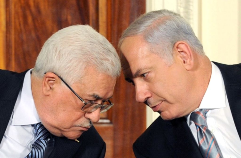 Palästinenserpräsident Mahmud Abbas (links) hat der Hamas gedroht. Foto: epa