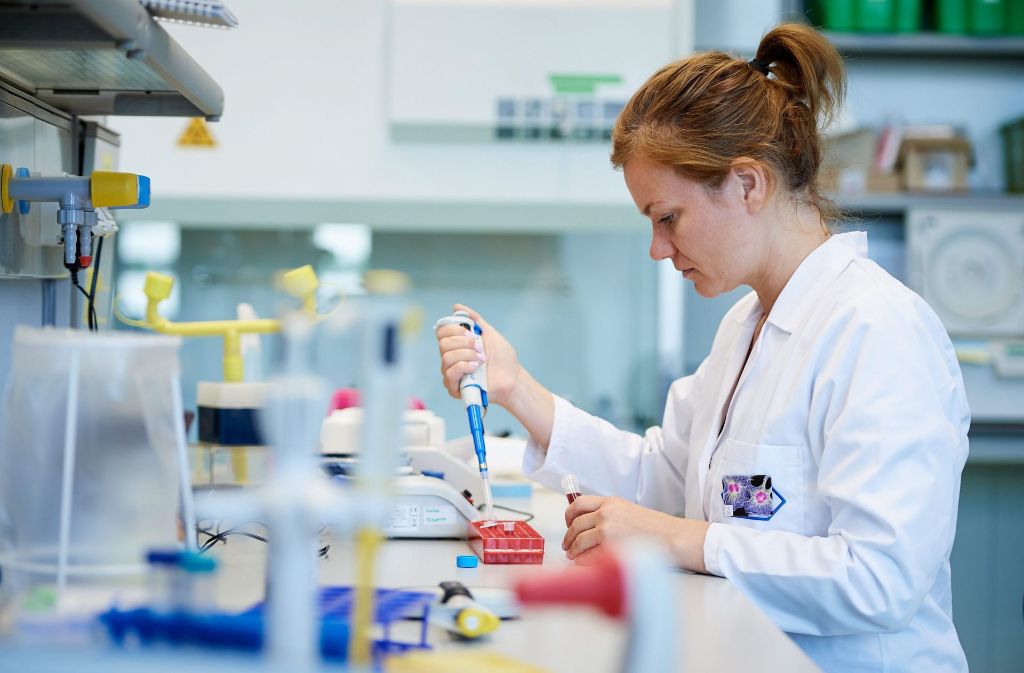 Eine Wissenschaftlerin von der Universität Danzig bei der Arbeit im Labor. Foto: dpa