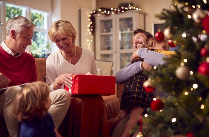 Geschenketipps für Weihnachten: Was schenkt man Oma und Opa?