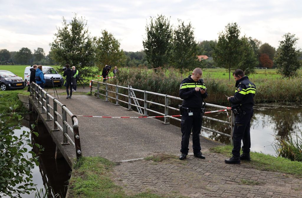 Polizisten stehen vor Absperrungen neben einer Brücke in der Nähe des Bauernhofes in Ruinerwold.