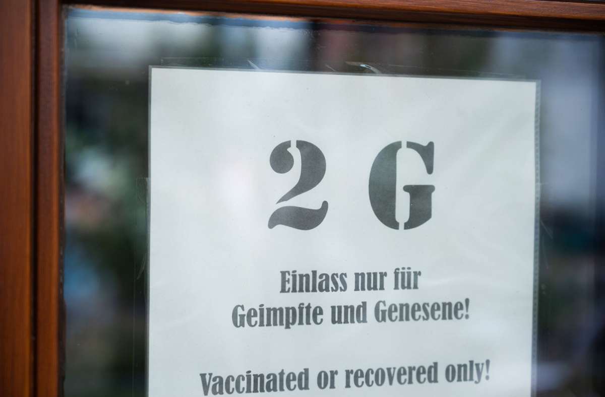 Ab Dienstag gilt in bayerischen  Gaststätten und Hotels die 2G-Regel. (Symbolfoto) Foto: dpa/Christophe Gateau