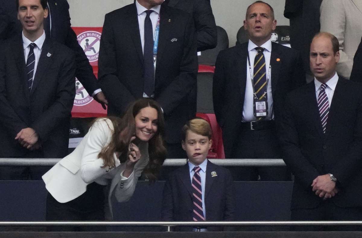 Nachdem der Thronfolger am Samstag mit seiner Frau Kate in Wimbledon das Finale der Damen geschaut hatte, war das königliche Paar am Sonntagabend mit ihrem Sohn Prinz George im Wembley-Stadion.