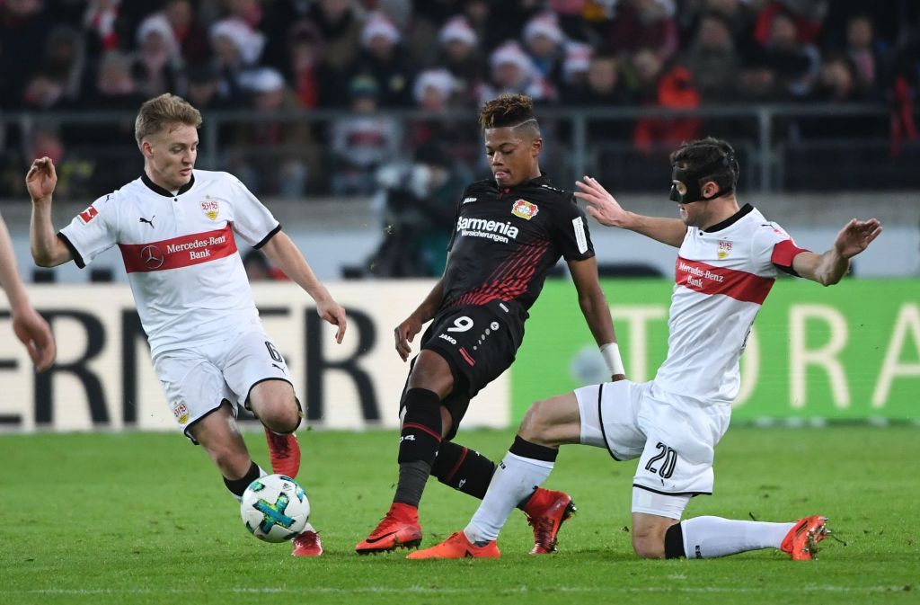 Leverkusen Leon Bailey wird vom VfB unter Druck gesetzt.