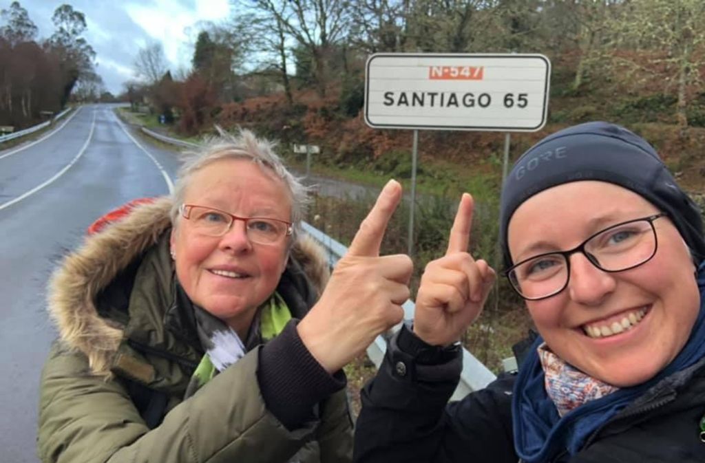 Das Ziel vor Augen: Julia Zimmermann (rechts) und Britta Gerstl, die mit ihr wanderte, 65 Kilometer vor Santiago de Compostela.