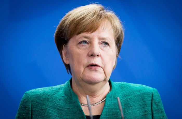 Ex-Kanzlerin Angela Merkel am Knie verletzt