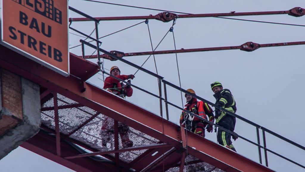 Spektakulärer Einsatz in Gerlingen: Feuerwehr rettet Kranführer in 40 Metern Höhe