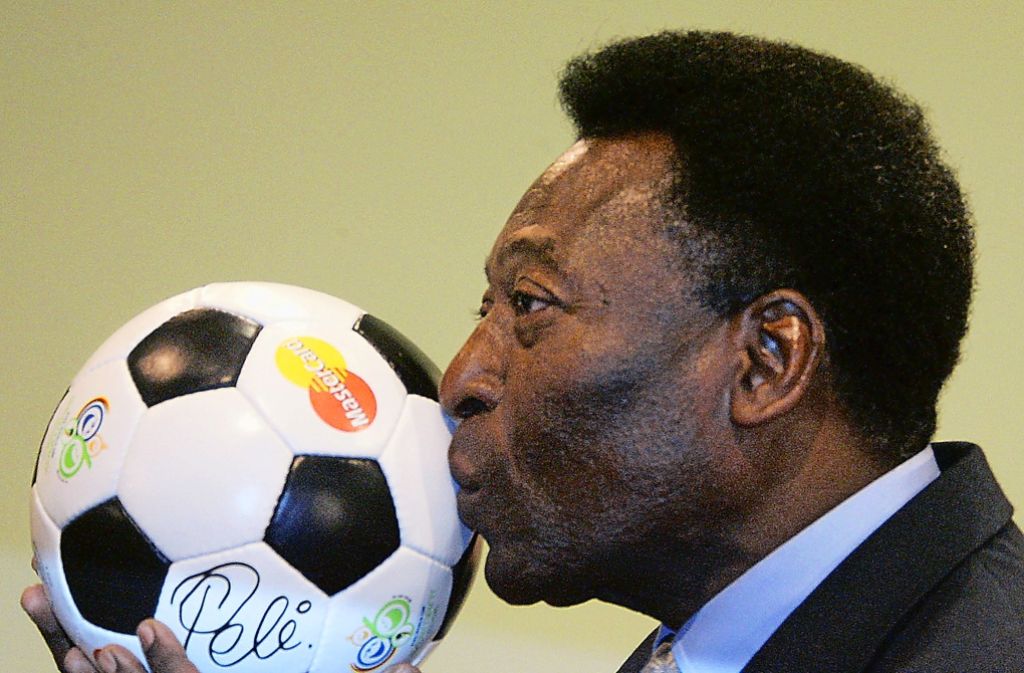 Fußballlegende Pelé küsst in Leipzig auf einer Pressekonferenz anlässlich der Deutschland-Premiere des autobiografischen Films „Pelé forever“ einen Fußball.