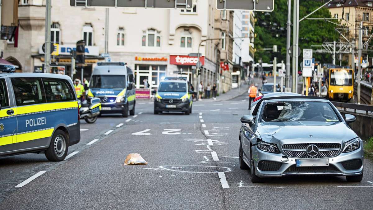Kollision am Olgaeck in Stuttgart: Fußgänger ringt  mit dem Tod – der Unfall gibt Rätsel auf
