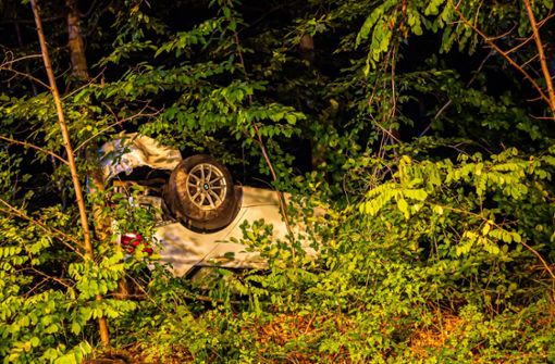 Auto überschlägt sich: 59-jährige Fahrerin schwer verletzt