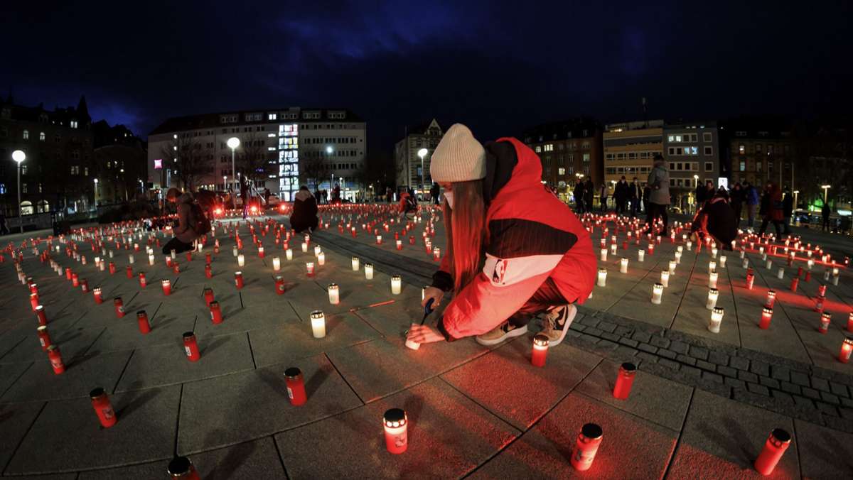Seeebrücke-Aktion  in Stuttgart: 2043 Lichter stehen für 2043 Tragödien
