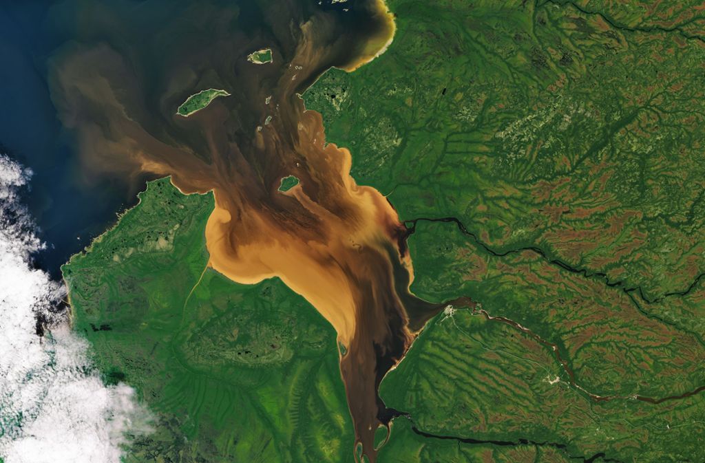 Im Norden der kanadischen Provinz Quebec liegt die Rupert Bay. Eine Bucht in der mehrere Flüsse ins Meer einfließen. Die milchartige Färbung entsteht durch austretende Inhaltsstoffe der umliegenden Wälder. Das Bild entstand am 30. Juli 2016.
