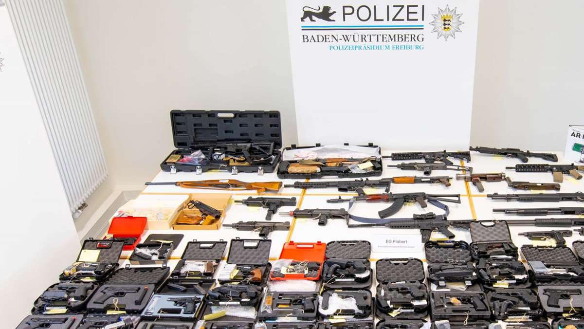 Durchsuchungen im Landkreis Emmendingen: Waffensammlung und große Mengen Munition bei 49-Jährigem gefunden