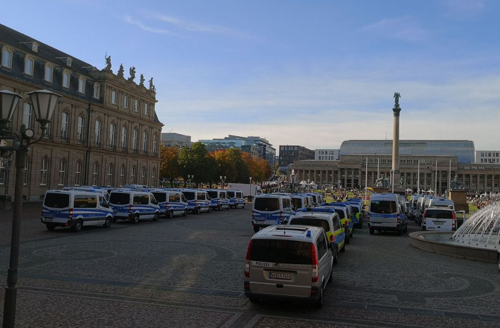 Die Polizei ist derzeit mit einem Großaufgebot  in der Stuttgarter Innenstadt. Foto: Andreas Rosar/Andreas Rosar