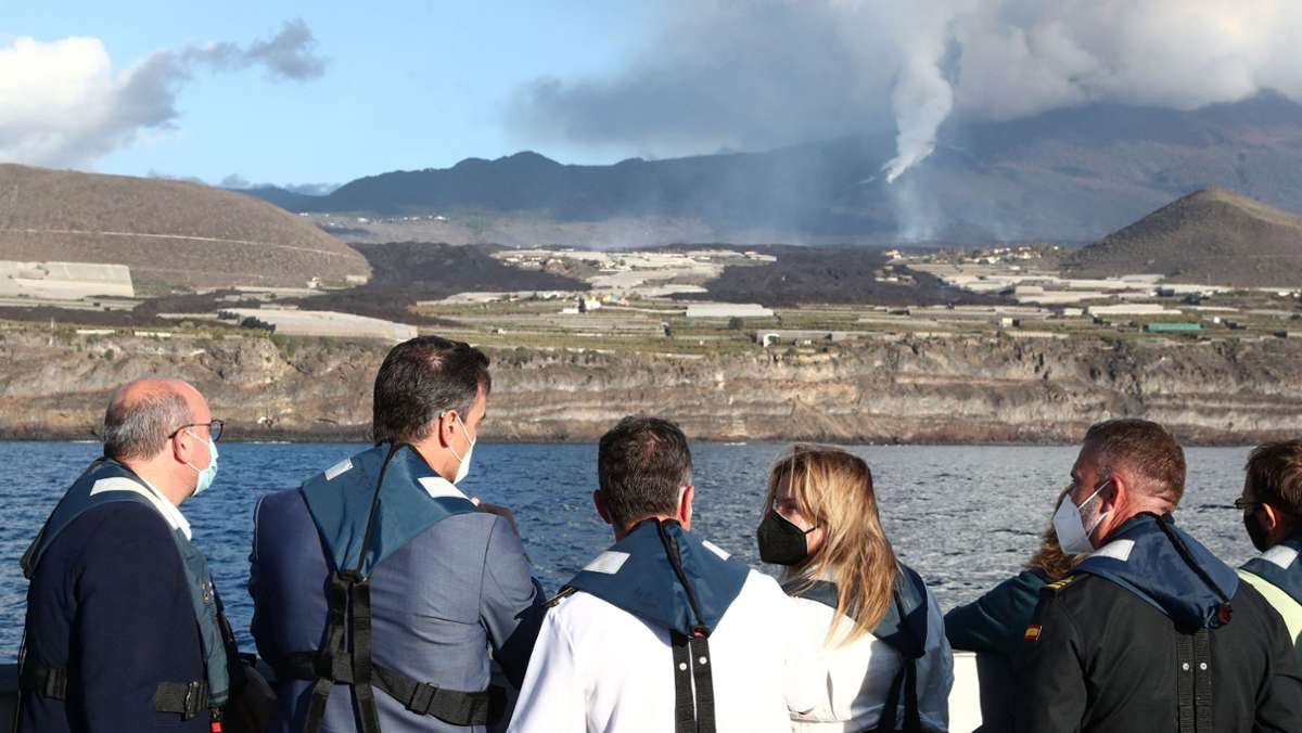  Der Ausbruch des Vulkans Cumbre Vieja auf La Palma hat erneut den Flugverkehr auf der Kanareninsel lahmgelegt. Nach Angaben eines Flughafensprechers mussten alle 20 Flüge gestrichen werden. 