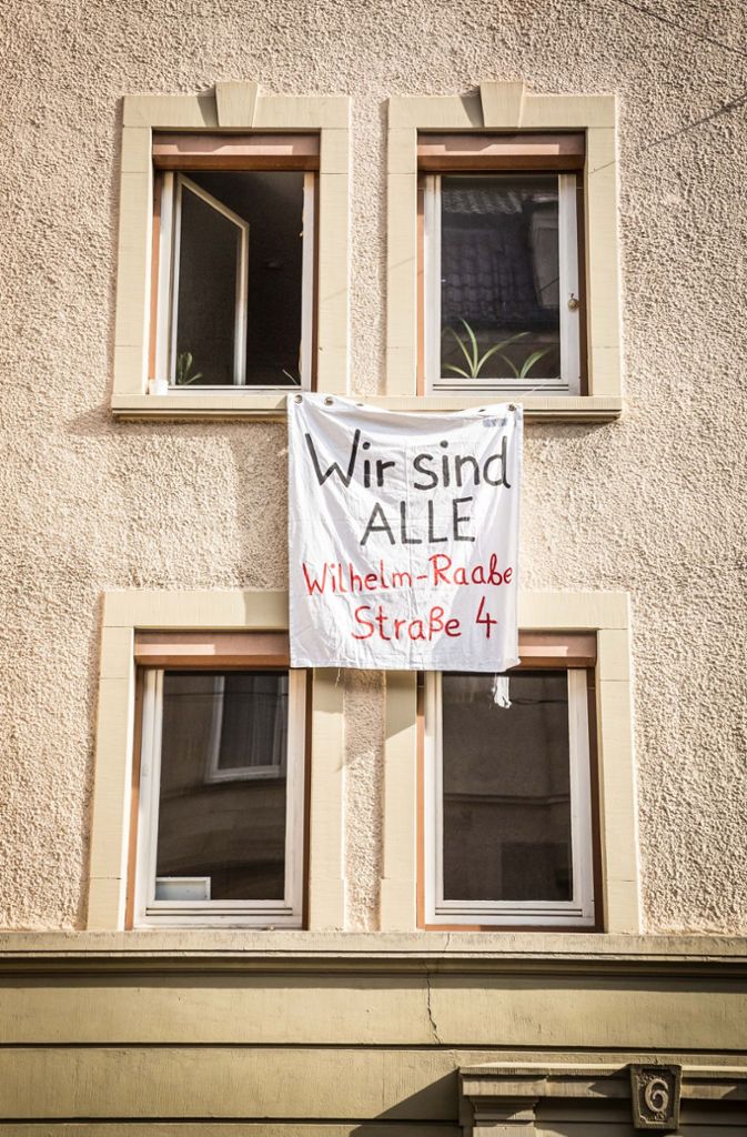 „Wir sind alle“, steht auf dem Banner in der Wilhelm-Raabe-Straße.