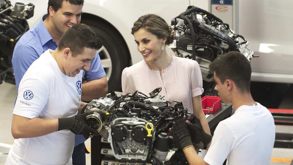 Letizia von Spanien bei VW: Königin bringt gute Stimmung in Werkshalle