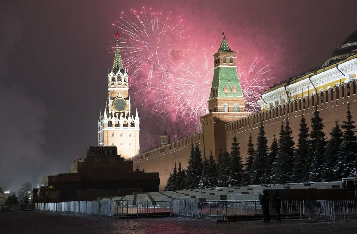 In der russischen Hauptstadt Moskau ist über dem Kreml ein großes Feuerwerk aufgestiegen.