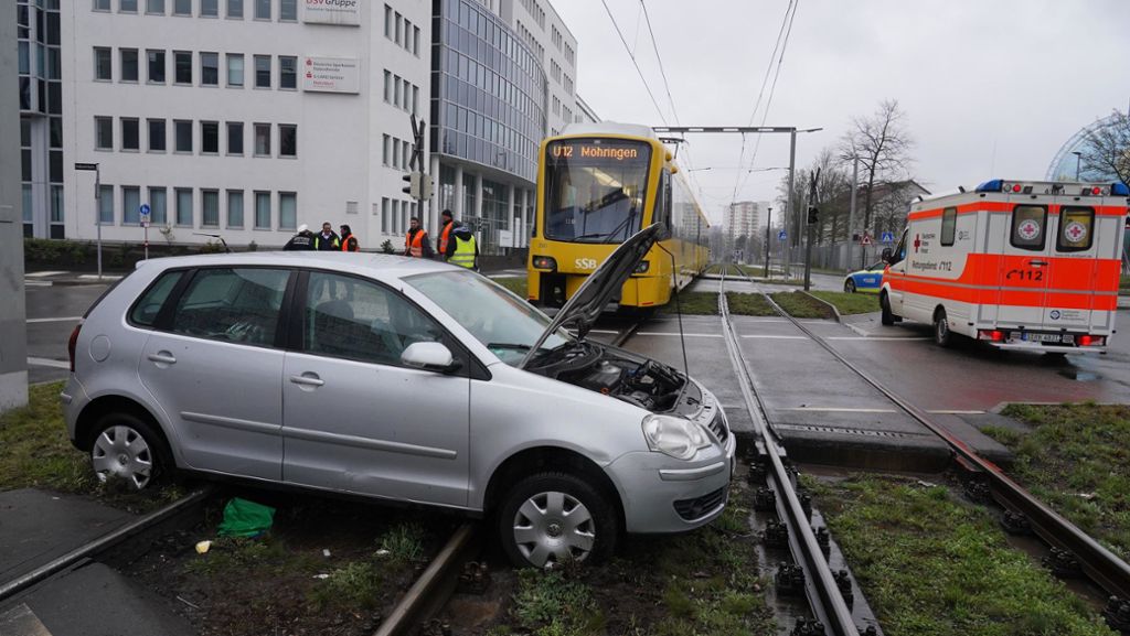Stadtbahnunfall in Stuttgart-Vaihingen: Rotlicht missachtet – 78-jährige Autofahrerin kollidiert mit U12