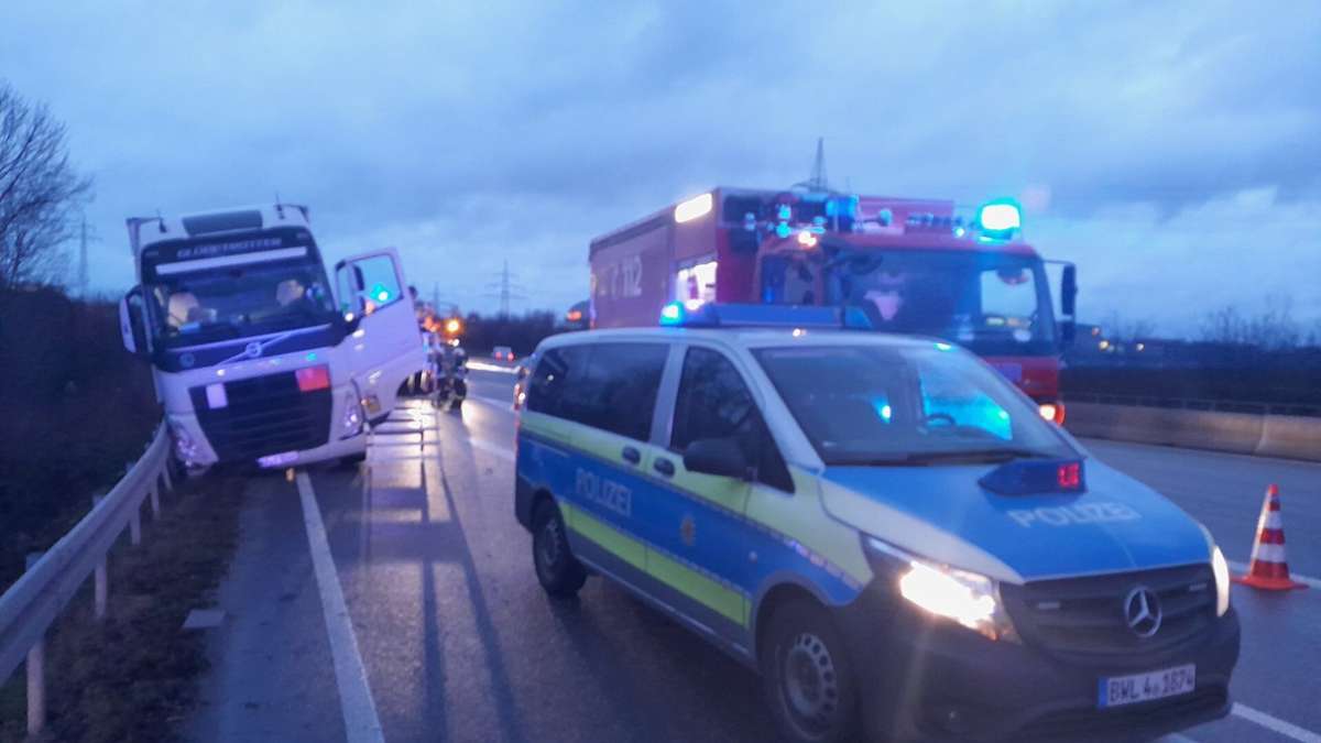 Unfall auf A81 bei Ludwigsburg: Gefahrgut-Lkw gegen Leitplanke gekracht