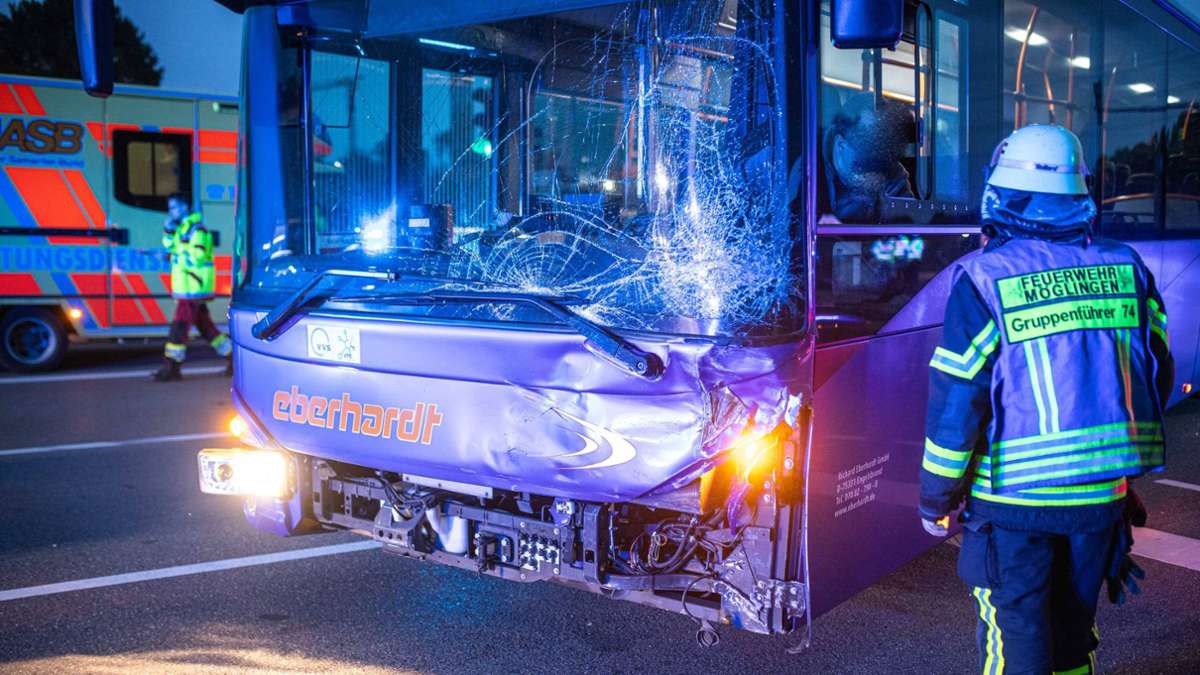 Unfall bei Möglingen: Autofahrerin übersieht Linienbus