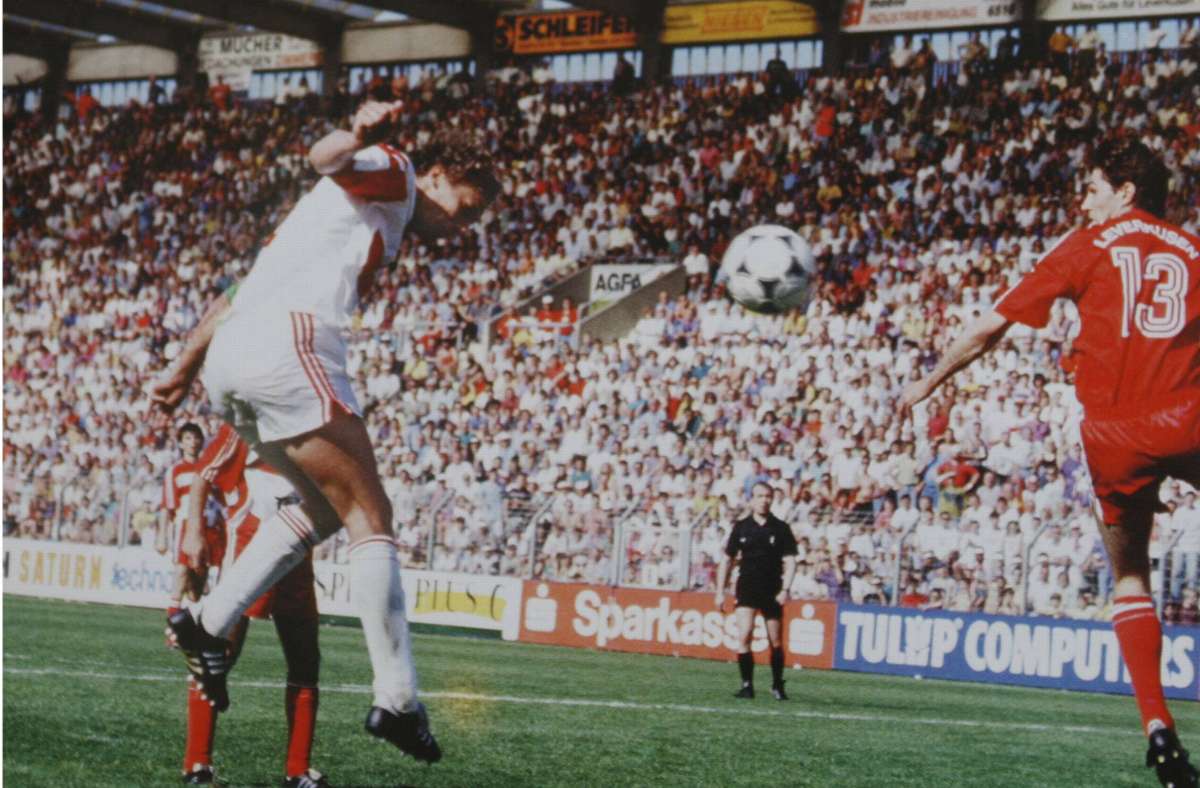 Buchwald geht auch beim VfB als Kapitän voran. Im letzten Spiel der Saison 1991/92 können noch drei Teams Meister werden. Tabellenführer Frankfurt verliert sein Spiel, weshalb den Stuttgartern im Parallelspiel ein Sieg zum Titel verhelfen würde. In Unterzahl erzielt Buchwald in der 86. Minute per Kopf das 2:1 für den VfB in Leverkusen.