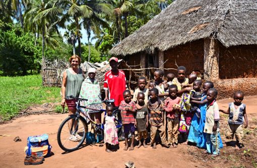 Mitten in Msambweni: Eva Köder-Schmid mit ihren Schützlingen in Kenia Foto: privat
