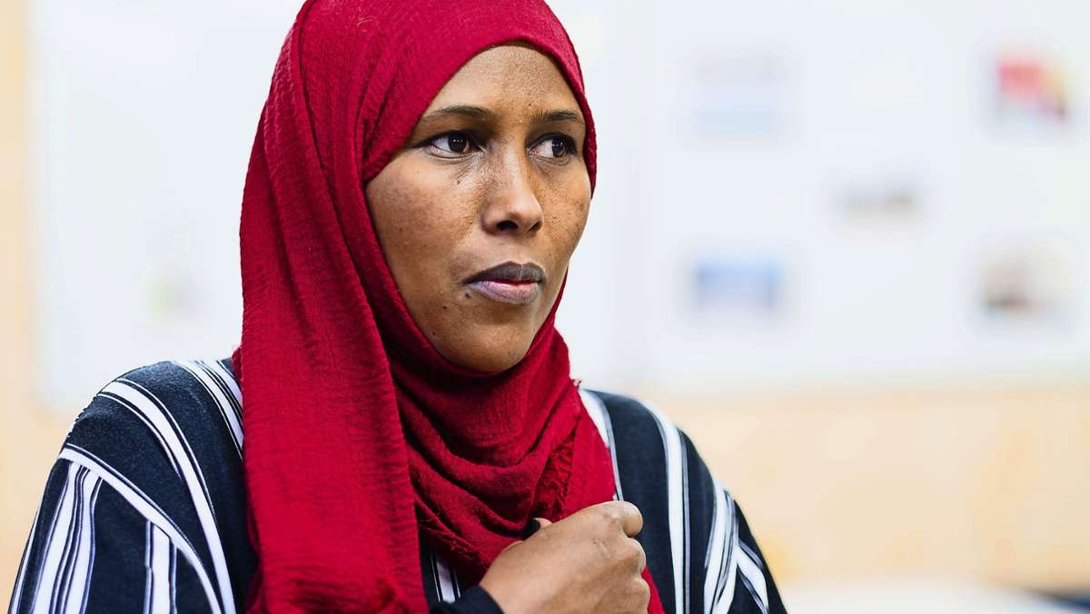  Ihren ersten Mann hat Zahra Mohamed bei einem Bombenanschlag verloren. Wegen einer neuen Liebe musste sie ihre Heimat Somalia verlassen. Ihre Flucht ist dramatisch – nun hofft sie, dass sie mit ihrer Familie in Stuttgart das Glück findet. 