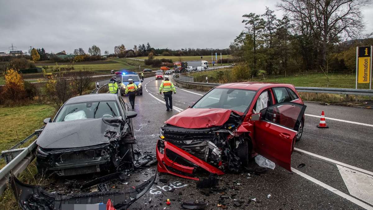 Polizeibericht aus Leonberg: Drei Verletzte nach Autounfall