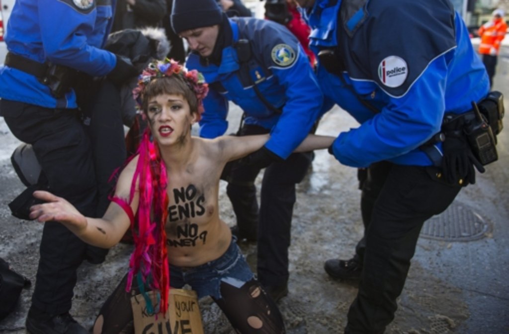 "No penis - no money?" hat sich eine Femen-Aktivistin auf den nackten Oberkörper gemalt. Die Frau protestierte am Donnerstag aus Anlass des Weltwirtschaftsgipfels in Davos.
