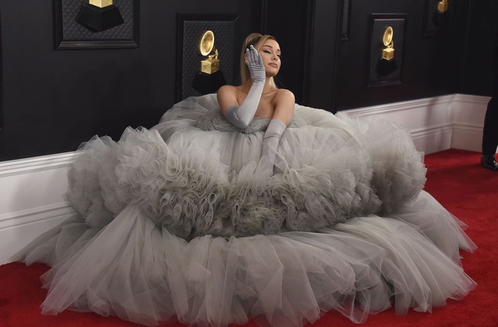 Alle mal her sehen! Die US-Sängerin Ariana Grande in einem Mädchentraum aus rauchgrauem Tüll – eine Kreuzung aus Eisprinzessin und Königin Marie Antoinette