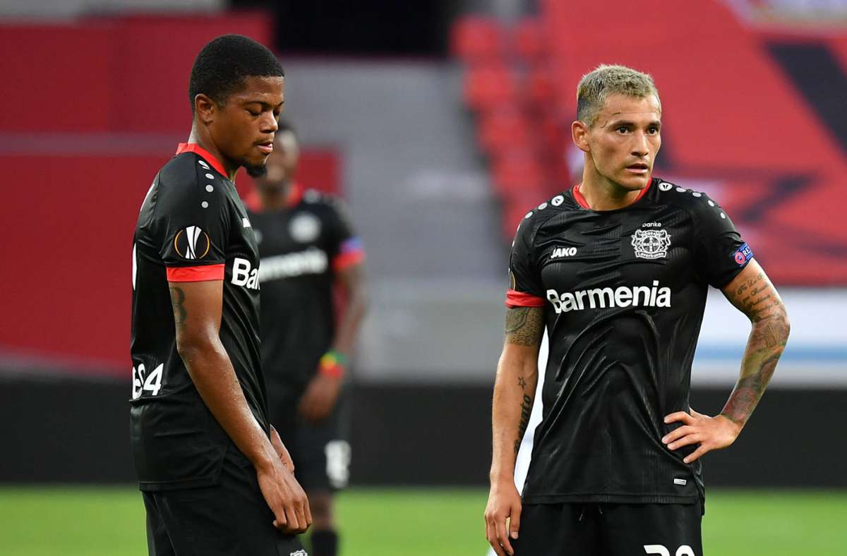Bayer 04 Leverkusen (im Bild: Leon Bailey (links), Charles Aranguiz)