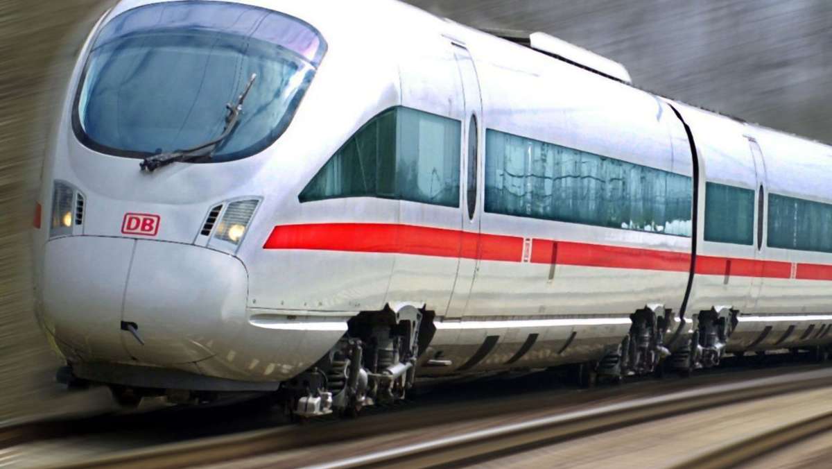  Ein 21 Jahre alter Mann steigt offenbar ohne Ticket in einen ICE von München nach Ulm und schließt sich auf der Toilette ein. Ein Zugbegleiter bemerkt dies – und wird schließlich Opfer eines Angriffs. Reisende kommen ihm zur Hilfe. 