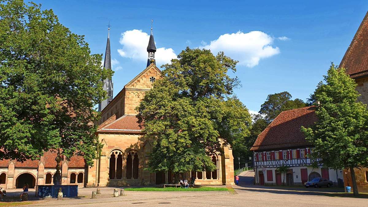  Das Kloster Maulbronn ist eine ehemalige Zisterzienserabtei in der Ortsmitte von Maulbronn. Kleinstadt und Kloster liegen am Südwestrand des Strombergs. Das Unesco-Weltkulturerbe, Weinberge, Streuobstwiesen und Waldpfade laden zum Verweilen und Erholen ein. 