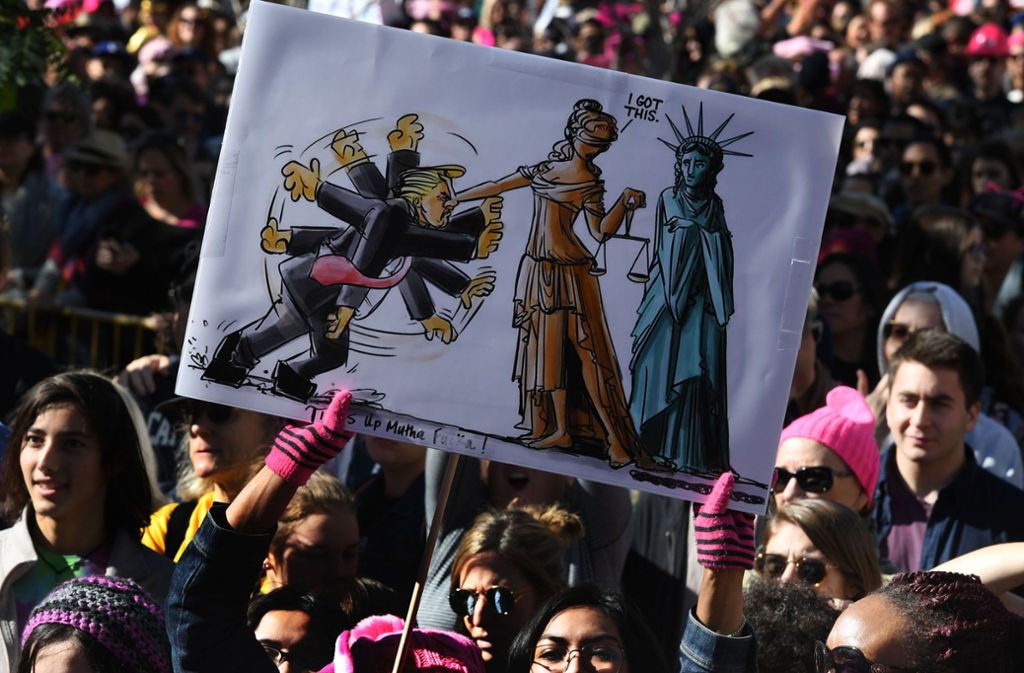 Ex-Präsidentschaftskandidatin Hillary Clinton lobte die Demonstrationen als Beleg „für die Kraft und den Widerstand von Frauen überall“.