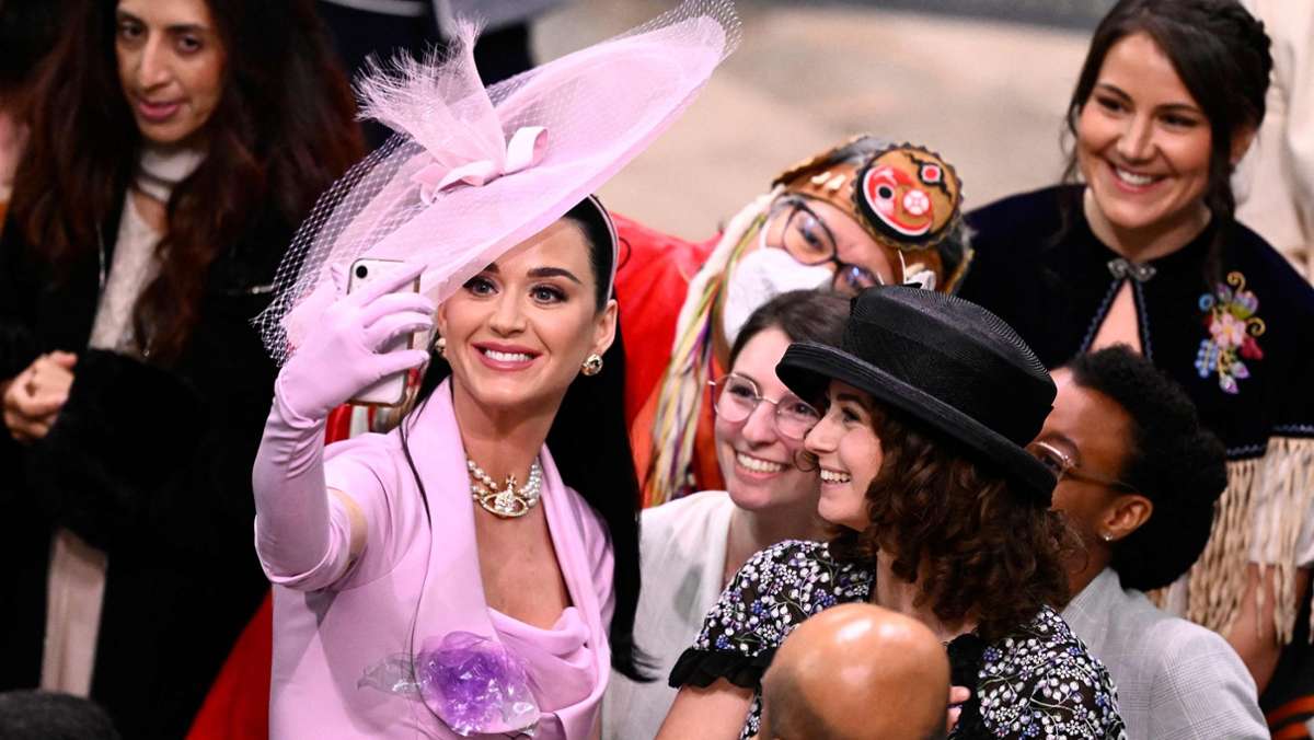 Outfits bei der Krönung von Charles III.: Nicht nur Katy Perry setzt auf Rosa