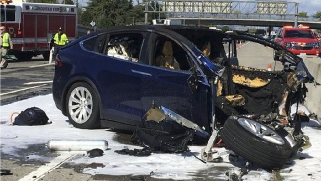 Nach tödlichem Unfall: US-Behörden prüfen – Teslas Aktienkurs bricht ein