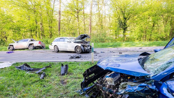 Heftiger Unfall mit drei Autos fordert drei Verletzte – B328 gesperrt